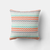 水の珊瑚の灰色のティール（緑がかった色）のシェブロンの装飾的な枕 クッション (裏面)