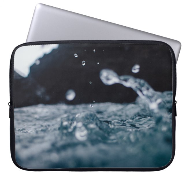 水の穏やかな体 ラップトップスリーブ (正面)