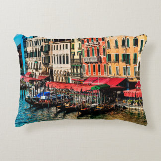 水の美しいビュー通りと古い建物i アクセントクッション