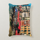 水の美しいビュー通りと古い建物i アクセントクッション (正面(垂直))