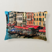水の美しいビュー通りと古い建物i アクセントクッション (裏面)