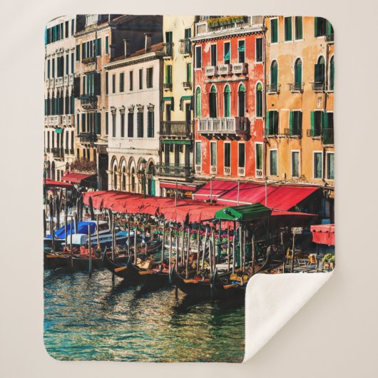 水の美しいビュー通りと古い建物i シェルパブランケット (正面)