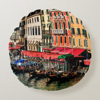 水の美しいビュー通りと古い建物i ラウンドクッション