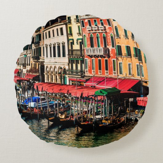水の美しいビュー通りと古い建物i ラウンドクッション (正面)