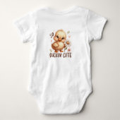 水の色のようにダッキンかわいいベビーアヒル ベビーボディスーツ (裏面)