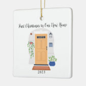 水の色のドアの初めてのクリスマスを私たちの新しい家 セラミックオーナメント (左)
