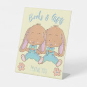 水の色のバンニー赤ちゃんシャワー本とギフト 台座サイン (正面)