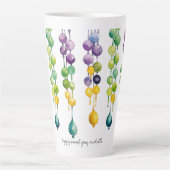 水の色のマルディグラビーズの文字列 カフェラテマグ (正面)