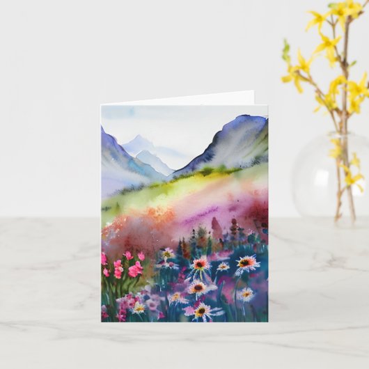 水の色のワイルドフラワーと山のカスタマイズ可能 カード (黄色い花)