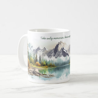 水の色の山と湖の風景と引用文 コーヒーマグカップ
