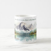 水の色の山と湖の風景と引用文 コーヒーマグカップ (中央)