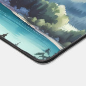 水の色の山の中に囲まれた自然のままの湖 デスクマット (コーナー)