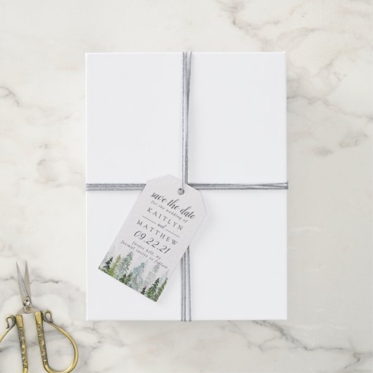 水の色の松の木の森の結婚式の日付を保存 ギフトタグ (より糸付き)