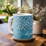水の色の汚れた水玉模様 – 青とピンク コーヒーマグカップ<br><div class="desc">柔らかい模様で、ほぼ抽象デザイン。宝石のトーンの色とエレガンスを持つトレンディーデザイン。すべての文字と写真をカスタマイズ最初に置き換える際に、アイテムを簡単に置き換えることができる。このボもしタンでクリックは、アートを調整する必要がカスタマイズある。動かせたりデザインを変えたりできるフォントのまわりにエリアへ！</div>