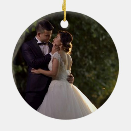 水の色の緑の私たちの初めてのクリスマス写真 セラミックオーナメント (裏面)