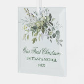 水の色の緑の私たちの初めてのクリスマス ガラスオーナメント (正面左)