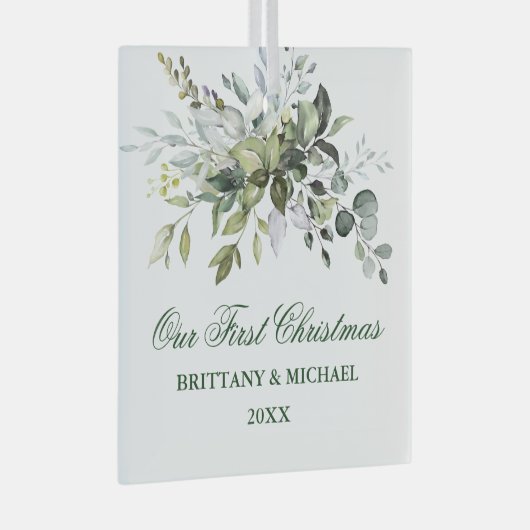 水の色の緑の私たちの初めてのクリスマス ガラスオーナメント (正面右)