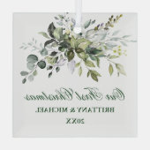 水の色の緑の私たちの初めてのクリスマス ガラスオーナメント (裏面)