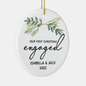 水の色の緑の私たちの初めてのクリスマス 婚約した セラミックオーナメント (右)