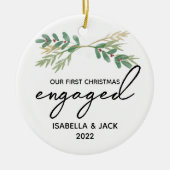 水の色の緑の私たちの初めてのクリスマス 婚約した セラミックオーナメント (正面)