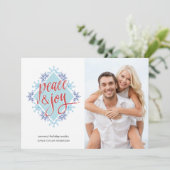 水の色の雪の上の平和と喜びの手書き シーズンカード (スタンド正面)