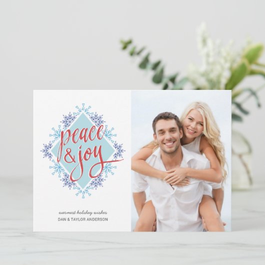 水の色の雪の上の平和と喜びの手書き シーズンカード (スタンド正面)