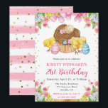 水の色イースターチックス春21st誕生日 招待状<br><div class="desc">水の色エレガントイースターチックス、チョコレートカップケーキとピンク、黄色と青の春の花とピンクのの背景を持つ卵のストライプデザイン</div>