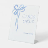 水の色エレガントほこりっぽい青い弓カードとギフト 台座サイン (正面)