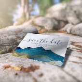 水の色ゴールデンマウンテンズアウトドア結婚の写真 セーブザデート