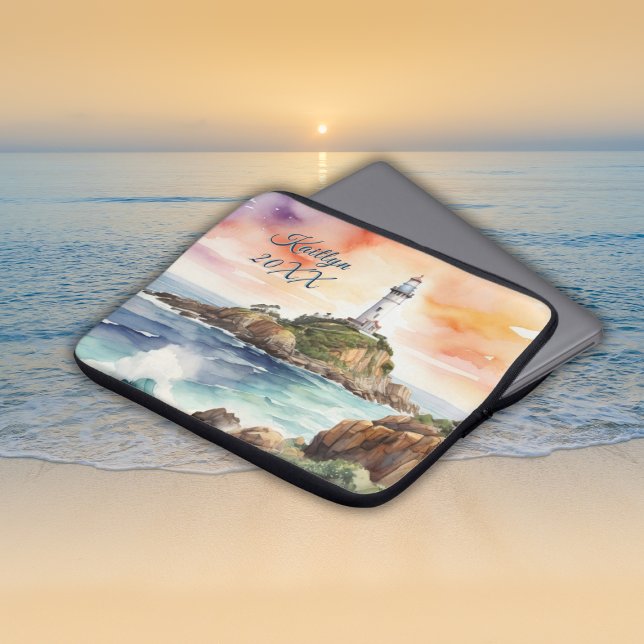 水の色スケッチバイロンベイライトハウスモノグラム | ラップトップスリーブ (クリエイターアップロード済み)