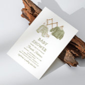 水の色セージ緑の服。ニュートラルベビーシャワー 招待状