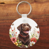 水の色チョコレートのラブラドール晴れた日に – キーホルダー (正面)