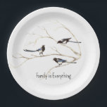 水の色マグパイ鳥の家族は全て ペーパープレート<br><div class="desc">オリジナルの手絵を描水の色のプリントこのMagpie家族の木の中で彼らは通常引用文家族と行うようにチャットすべて。コテ素晴らしタゴコア、国、または家の素朴装飾。誕生日素晴らしや報酬、クリスマス、または鳥やマグパイを愛する誰かのための贈り物が必要な時に贈り物</div>