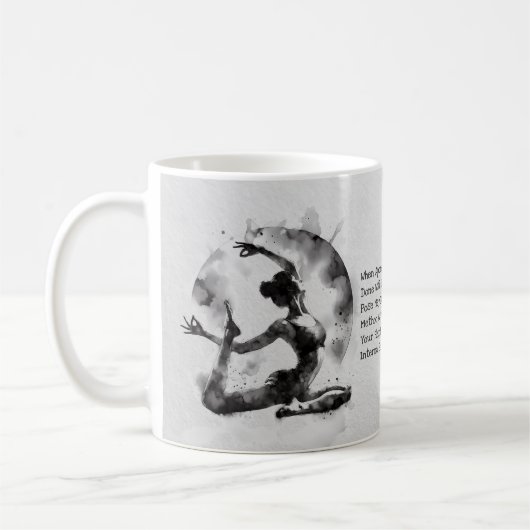 水の色ヨガ霊気一足王ピジョンポーズ コーヒーマグカップ (左)