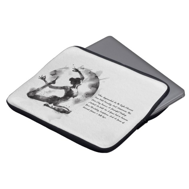 水の色ヨガ霊気一足王ピジョンポーズ ラップトップスリーブ (正面上部)