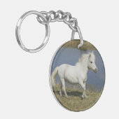 水の近くで走っているミニチュア馬 キーホルダー (正面左)