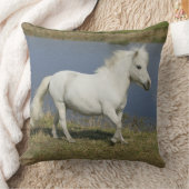 水の近くで走っているミニチュア馬 クッション (ブランケット)