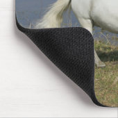 水の近くで走っているミニチュア馬 マウスパッド (コーナー)