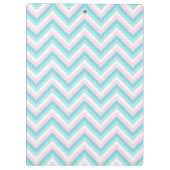 水の青いシェブロンのピンクの白いモノグラムのデザイン クリップボード (裏面)