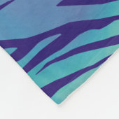 水の青および紫色のシマウマは縞で飾ります フリースブランケット (角)