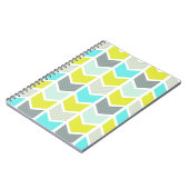 水の青く黄色い灰色の幾何学的なシェブロンパターン ノートブック (左側)