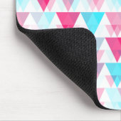 水の青く、ピンクの三角形の幾何学的なパターン マウスパッド (コーナー)