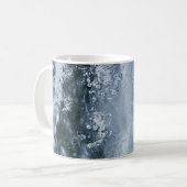 水は白い背景にはねます コーヒーマグカップ (正面左)