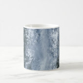 水は白い背景にはねます コーヒーマグカップ (中央)