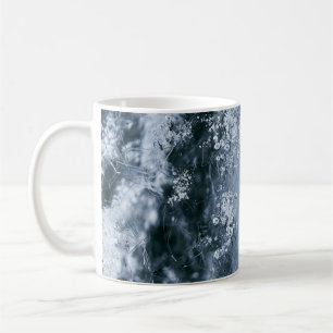 水は白い背景にはねます コーヒーマグカップ