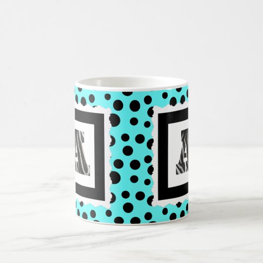 水または黒い水玉模様のシマウマのプリントの手紙"A" コーヒーマグカップ (中央)