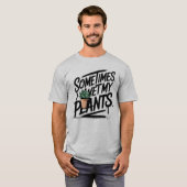 水やりをする植物がおかしい ガーデニングのダジャレ Tシャツ (正面フル)