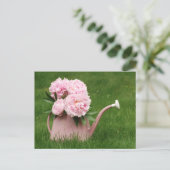 水やり缶の中の美しい牡丹 ポストカード (スタンド正面)