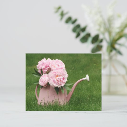 水やり缶の中の美しい牡丹 ポストカード (スタンド正面)