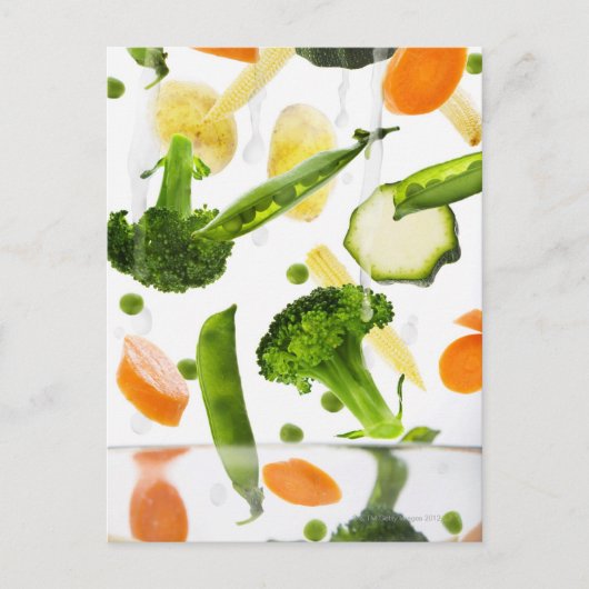 水をボウルに入れた新鮮な野菜 ポストカード (正面)